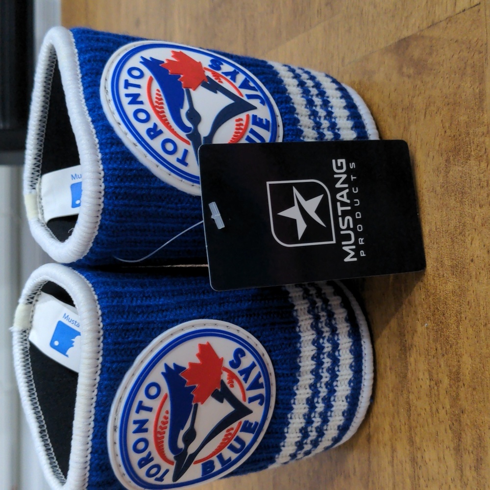 ⭐ 3/$12⭐ MLB Toronto Blue Jays T-shirt & Koozies - Picture 6 of 6